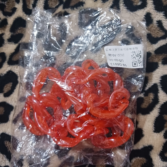 Women clear Orange plastic chains necklace - Picture 4 of 4